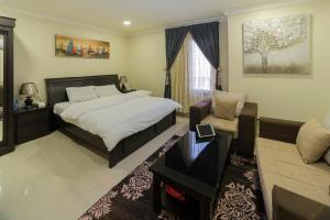 a bedroom with a bed and a couch at واجهةالشرقيةللضيافةالخاصة in Al Khobar