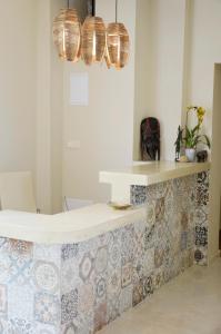 łazienka z wanną i blatem wyłożonym kafelkami w obiekcie Ashram Hotel w Primorsku