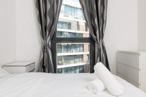 Tempat tidur dalam kamar di 3 Ma'on - By Beach Apartments TLV