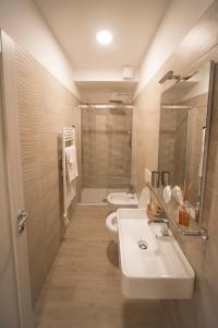 een badkamer met een wastafel en 2 toiletten bij Saffi 15 Apartments in Bologna