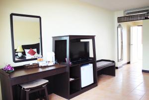 TV a/nebo společenská místnost v ubytování Kata Sea Breeze Resort - SHA Plus