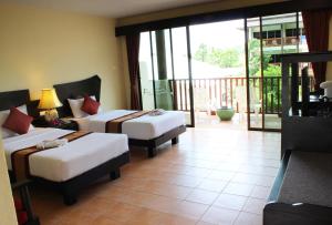 Postel nebo postele na pokoji v ubytování Kata Sea Breeze Resort - SHA Plus