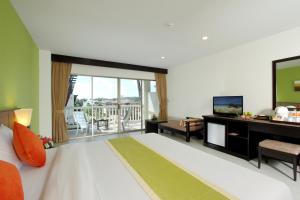 TV a/nebo společenská místnost v ubytování Kata Sea Breeze Resort - SHA Plus