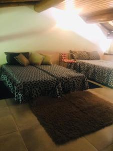 a room with two beds and a rug at Duplex Ilhabela Pereque in Ilhabela +10 photos