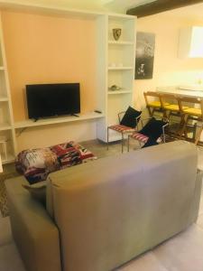a living room with a couch and a table at Duplex Ilhabela Pereque in Ilhabela