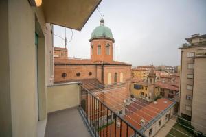 een balkon met uitzicht op een gebouw met een klokkentoren bij Saffi 15 Apartments in Bologna