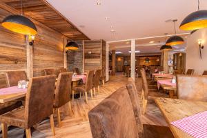 Predel za sedenje v nastanitvi SCOL Sporthotel Zillertal