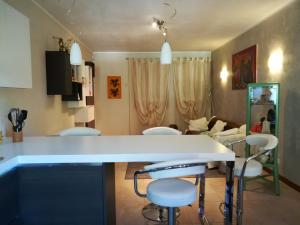a kitchen and living room with a table and chairs at Casa Felicité - di Francesca e Antonio in Valmareno
