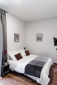 um quarto branco com uma grande cama branca em Alea Home Roma em Roma