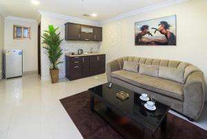 a living room with a couch and a table at واجهةالشرقيةللضيافةالخاصة in Al Khobar