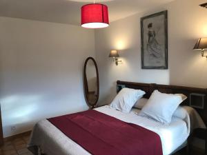 1 dormitorio con 1 cama con manta roja y espejo en La Clue/ le Jas du Ventoux, en Plaisians 30 fotos más