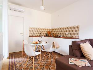 A seating area at 23 Lake Sweet Home