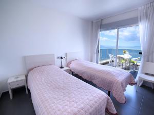 Postel nebo postele na pokoji v ubytování La Manga Beach Club Apartments + 64 fotografií