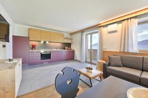 un ampio soggiorno con divano e cucina di Forchnerhof - 3 Täler Blick a Rodengo