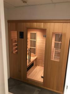 een deur naar een sauna in een kamer bij Hotel & Appartementen Royal in Sas van Gent