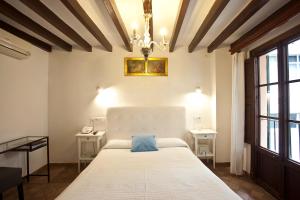 Un pat sau paturi într-o cameră la Turismo de Interior Ca Sa Padrina