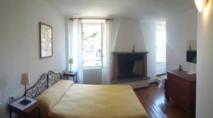 una camera con letto e camino di Casa della Nonna a Gargnano