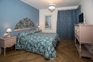 1 dormitorio con 1 cama, vestidor y TV en Matilde en Isola delle Femmine