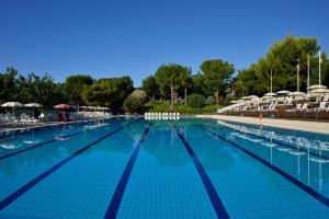 UNA Hotels Naxos Beach Sicilia内部或周边的泳池