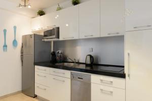 Кухня или мини-кухня в 49 Abarbanel - By Beach Apartments TLV

