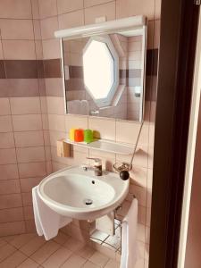 Koupelna v ubytování Hotel Lyssach + 21 fotografií