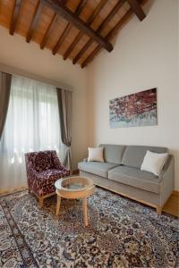 ein Wohnzimmer mit einem Sofa und einem Couchtisch in der Unterkunft Borgo La Chiaracia Resort & SPA in Castel Giorgio