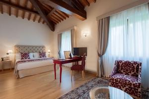 Postel nebo postele na pokoji v ubytování Borgo La Chiaracia Resort & SPA