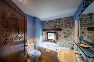 Ванна кімната в Hotel Posada Fuentes Carrionas