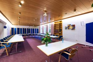 una clase con mesas y sillas en una habitación en Krelinger Freizeit- und Tagungszentrum, en Walsrode