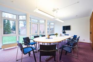a conference room with a large table and chairs at Krelinger Freizeit- und Tagungszentrum in Walsrode