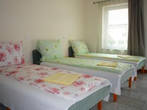 モーラハロムにあるMórafészek vendégházの窓付きの客室で、ベッド2台が備わります。