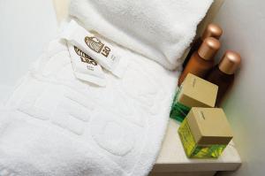 a close up of a towel and a bottle of alcohol at Leo Punta Umbría in Punta Umbría