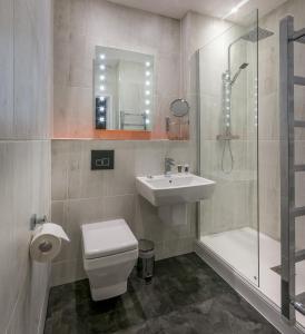 La salle de bains est pourvue de toilettes, d'un lavabo et d'une douche. dans l'établissement Hythe Imperial Hotel, Spa & Golf, à Hythe