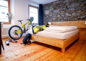 Bed&Bike Tremola San Gottardo客房内的一张或多张床位