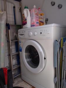 La Horadadaにあるvilla en torre de la horadada a 240m de la playaの棚付きのキッチンにある白い洗濯機