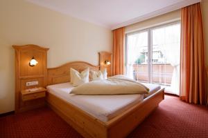 una camera da letto con un letto e una grande finestra di Appartment Kinigadner a Pertisau