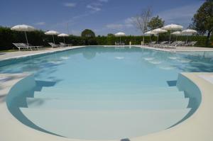 The swimming pool at or close to Agriturismo La Pisana