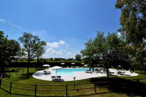The swimming pool at or close to Agriturismo La Pisana