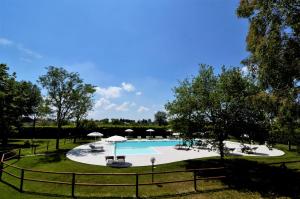 Piscina de la sau aproape de Agriturismo La Pisana