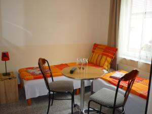 モーラハロムにあるMórafészek vendégházのテーブル、椅子、ソファが備わる客室です。