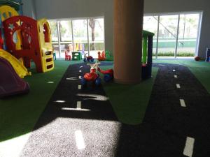 a room with a playground with a toy on the ground at Apto Riviera Ilha da Madeira in Bertioga