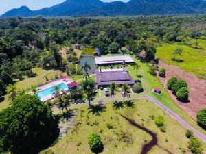 una vista aérea de una casa con piscina en Pousada Ecológica Cavalo de Pedra en Peruíbe