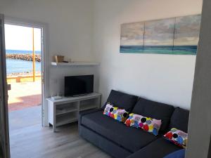 sala de estar con sofá y TV en Apartamento Salinas, en Pozo Izquierdo