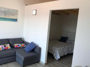 sala de estar con sofá y cama en Apartamento Salinas, en Pozo Izquierdo