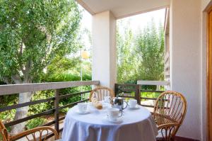 een tafel op een balkon met een tafel en stoelen bij Codonyer A in Port de Pollença