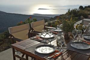 AngairiáEagles Nest的一张带玻璃杯和盘子的木桌,享有美景