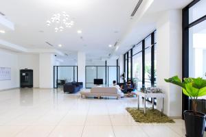 Posezení v ubytování Encorp Strand Residences by Airhost