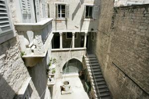 uma vista superior de uma escada num edifício em Palace Augubio em Split