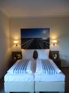 
Ein Bett oder Betten in einem Zimmer der Unterkunft Ostseehotel Boltenhagen
