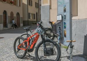 艾罗洛Bed&Bike Tremola San Gottardo的两辆自行车停在一个停车计数器旁边